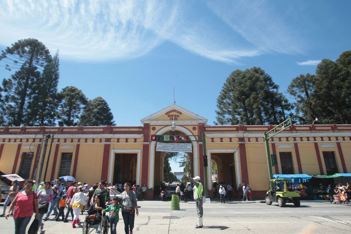 Las autoridades esperan a un millón de visitantes en el Cementerio General, en zona 3, el 1 de noviembre próximo. (Foto Prensa Libre: Hemeroteca PL)