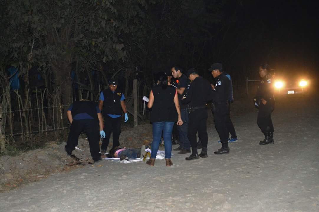 Peritos del Ministerio Público resguardan los cadáveres de dos jóvenes que murieron en el camino de terracería que conduce a la aldea Las Champas, Tiquisate, Escuintla. (Foto Prensa Libre: Enrique Paredes)