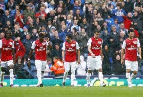 El arsenal sufrió ayer su tercera derrota del torneo inglés, en el que no levanta cabeza, después de cinco fechas. (Foto Prensa Libre: AP)