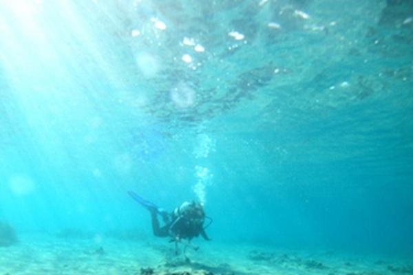 Un investigador entre las ruinas de la ciudad arqueológica submarina de Pavlopetri, frente a la costa sur de Grecia. (Foto Prensa Libre: EFE)