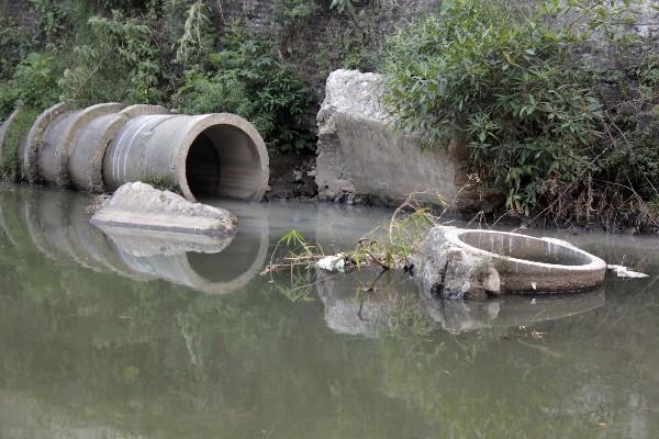 Un Desagüe del barrio El Centro, de la cabecera de Baja Verapaz,  que descarga en el río Salamá.