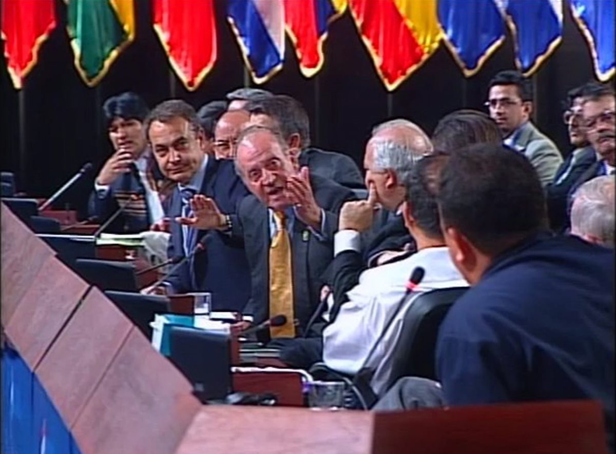 Momento en el que el Rey espetó un ¿Por qué no te callas?, a Hugo Chávez en el Plenario de la Cumbre Iberoamericana el 10 de noviembre de 2007. (Foto: EFE)