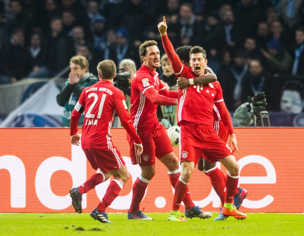 El Bayern resurgió casi al final del partido con un gol salvador de "Lewy". (Foto Prensa Libre: AFP)