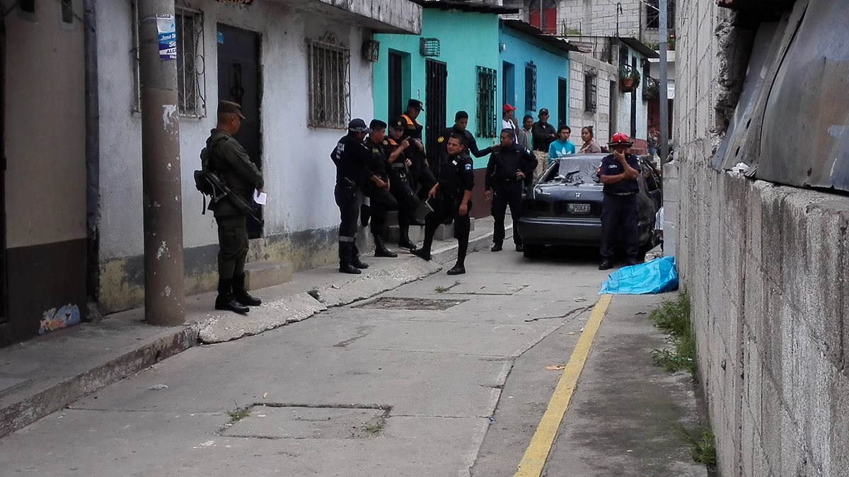 Vecinos contaron que previó al ataque, Cáterin Patricia Velásquez González conversaba con dos jóvenes. (Foto Prensa Libre: Glenda Sánchez