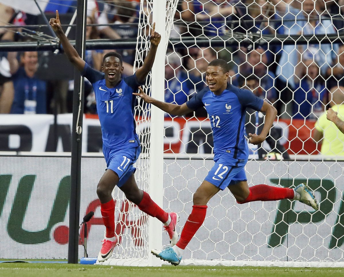 Ousmane Dembele festeja el gol del triunfo 3-2 frente a Inglaterra. (Foto Prensa Libre: AFP)