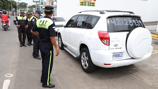 Agentes de Tránsito advierten sobre sanciones a dueños de vehículos en venta en calles de Mazatenango, Suchitepéquez. (Foto Prensa Libre: Cristian Icó Soto)