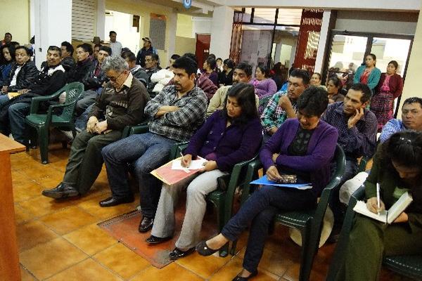 Autoridades ediles y líderes comunitarios de Tajumulco e Ixchiguán, en una reunión en la Gobernación Departamental, donde no se llegó a acuerdos.