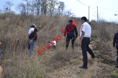 Cadáver de mujer es localizado en la colonia Las Brisas de San Pedro, San Pedro Ayampuc. (Foto Prensa Libre: Bomberos Voluntarios)