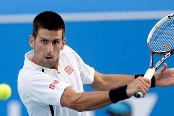 El serbio Novak Djokovic se deshizo del español David Ferrer y avanzó a la final del torneo de exhibición en Abu Dabi. (Foto Prensa Libre: AFP)
