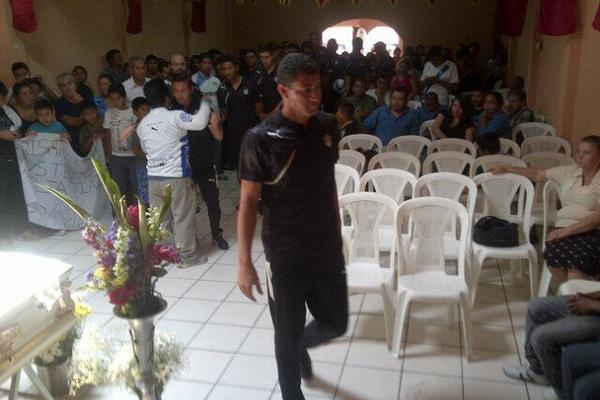 El defensa Joel Benítez llegó al velorio de Kevin Díaz. (Foto Prensa Libre: Edwin Fajardo)