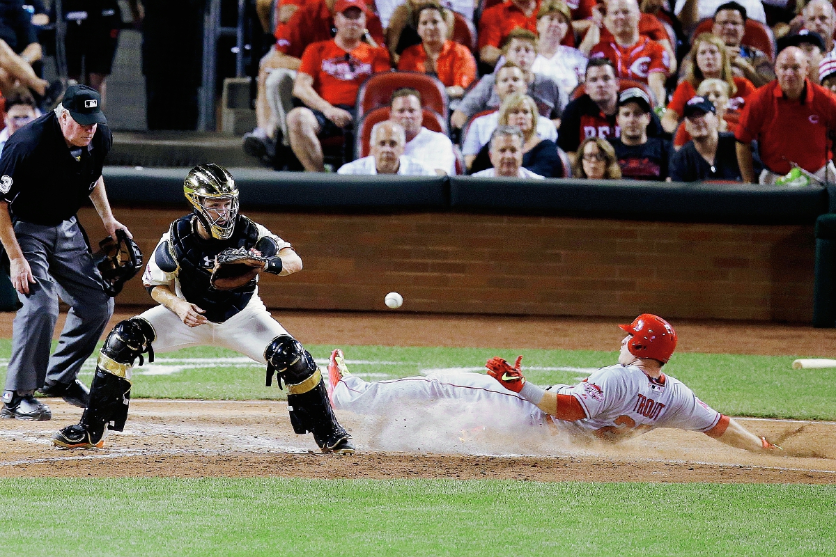 Mike Trout, de los Angelinos anota una de las carreras ante la mirada de Prince Fielder en el Juego de las Estrellas. (Foto Prensa Libre:AP)