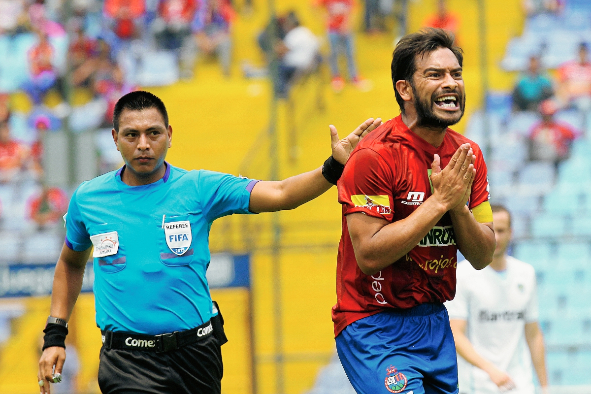 Walter López dirigió el Clásico 286 del balompié nacional, que terminó empatado 1-1. (Foto Prensa Libre: Óscar Felipe Q.)