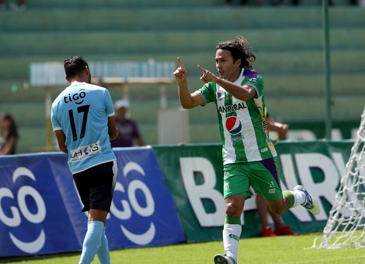 El mexicano Agustín Herrera corre a festejar después de haber marcado el 1-0 de los coloniales frente a Sanarate FC, en el estadio Pensativo. (Foto Prensa Libre: Carlos Vicente).
