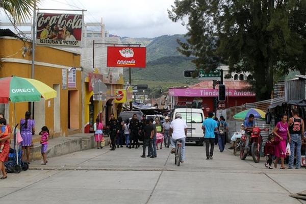 Calle de San Pedro Pinula que está sin energía. (Foto Prensa Libre: Hugo Oliva)