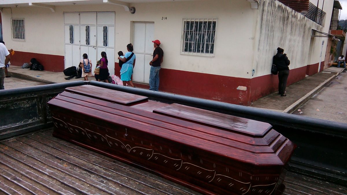Familiares de víctimas retiran los cadáveres de la morgue en Jalapa. (Foto Prensa Libre: Hugo Oliva)