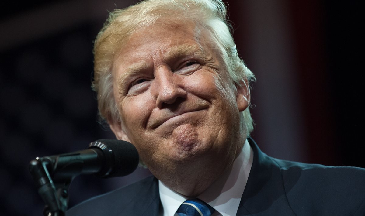 El candidato republicano Donald Trump está empatado con la demócrata Hillary Clinton, según una encuesta. (Foto Prensa Libre: AFP).