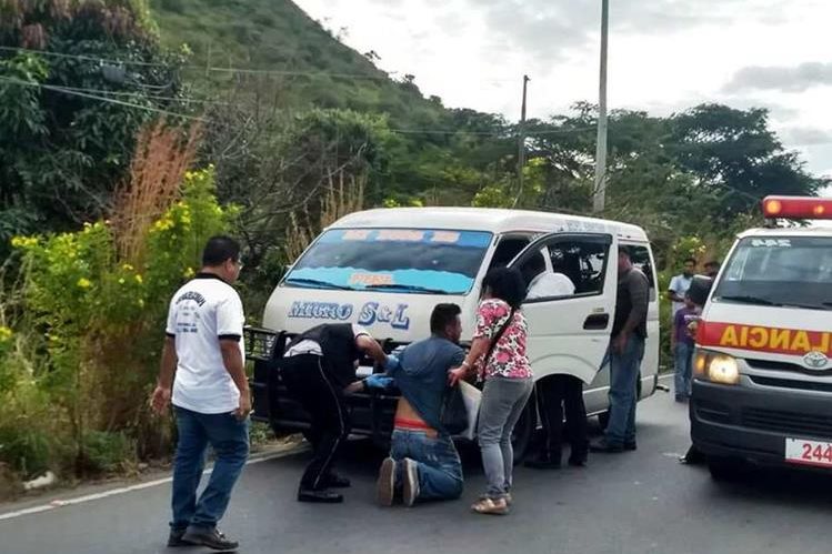 Algunos de los pasajeros de un microbús que fueron asaltados el 29 de noviembre último en el sector Culma, a escasos metros de la entrada principal de Jutiapa. (Foto Prensa Libre: Cortesía Bomberos Voluntarios).