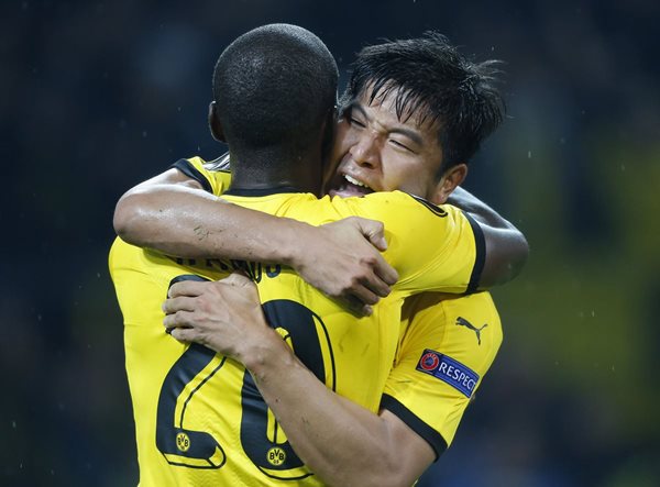 El defensor coreano del Borussia, Park Joo-Ho, a la derecha, celebra su agónico gol con el colombiano Adrián Ramos (Foto Prensa Libre: AFP)