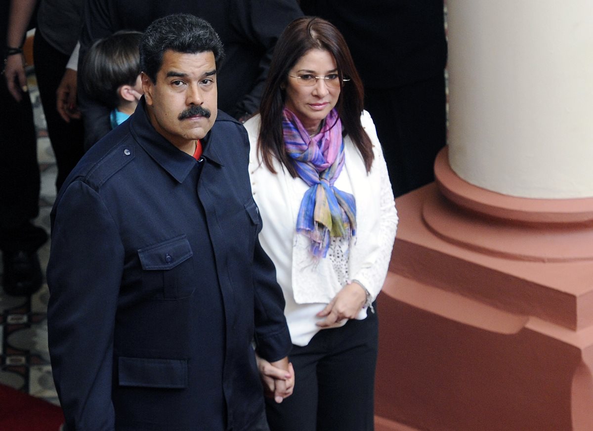 Cilia Flores (derecha), primera dama venezolana, junto a Nicolás Maduro (izquierda), en una actividad pública. (Foto Prensa Libre: AFP).