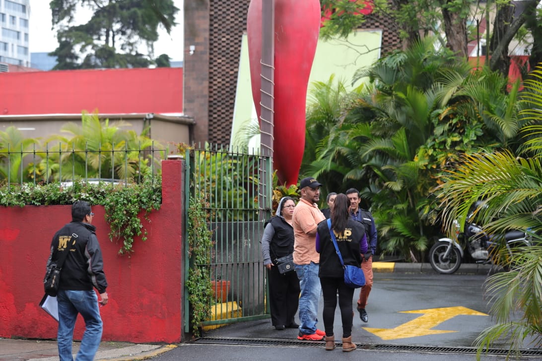 Ingreso al parqueo del restaurante donde fue asesinado un hombre en la zona 10. (Foto Prensa Libre: Estuardo Paredes).