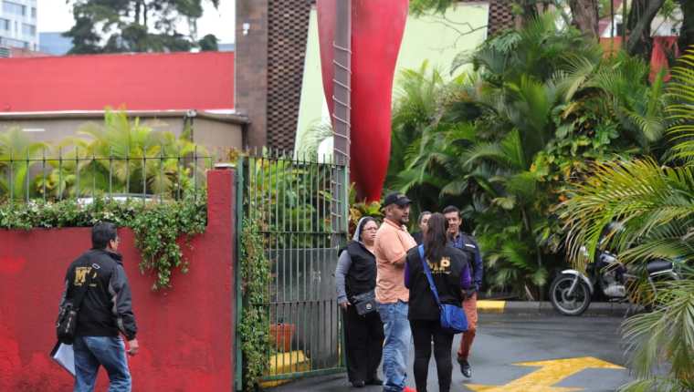 Ingreso al parqueo del restaurante donde fue asesinado un hombre en la zona 10. (Foto Prensa Libre: Estuardo Paredes).