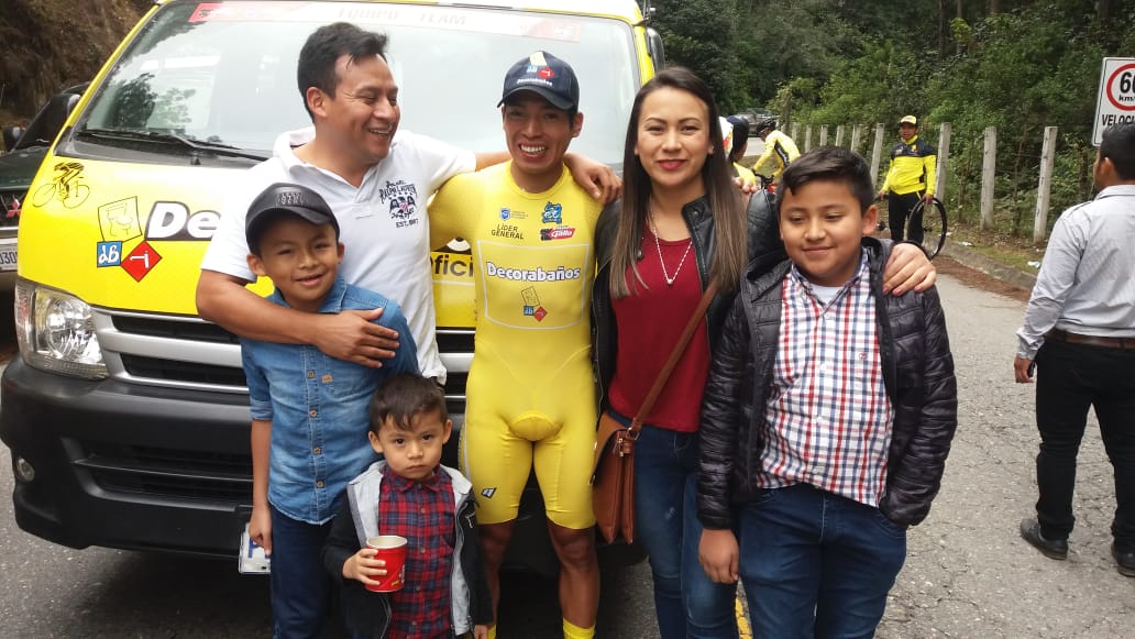 Una familia posa con el líder de la Vuelta de Guatemala. (Foto Prensa Libre: Norvin Mendoza).