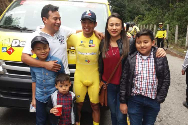 Una familia posa con el líder de la Vuelta de Guatemala. (Foto Prensa Libre: Norvin Mendoza).
