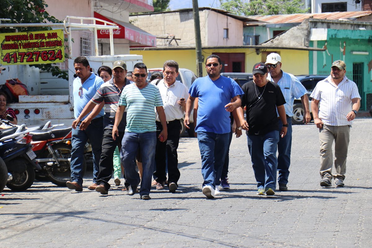 Joviel Acevedo, secretario general del (STEG), llegó a la DIDEDUC a Chiquimula para informar que van exigir la renuncia del gobierno. (Foto Prensa Libre: Hemeroteca)