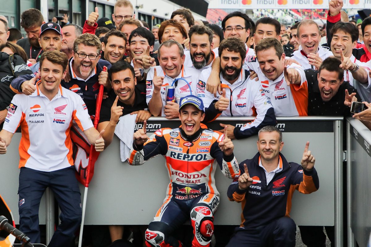 Marc Márquez festeja con los miembros de su equipo, Repsol Honda, luego de ganar el Gran Premio de San Marino. (Foto Prensa Libre: EFE)