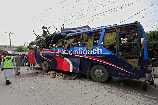 Autobús destruido por un atentado en Peshawar, Pakistán. (Foto Prensa Libre:EFE).