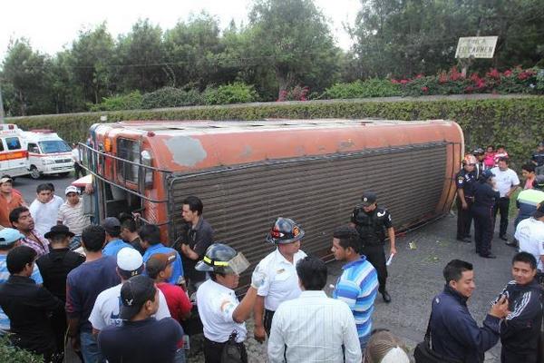 Un bus de los transportes Camelias se accidenta en la ruta entre Antigua Guatemala y Ciudad Viela, en Sacatepéquez. (Foto Prensa Libre: <br _mce_bogus="1"/>
