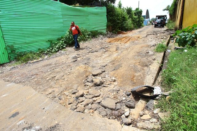 Crece malestar de vecinos por mal estado de calles en Mixco