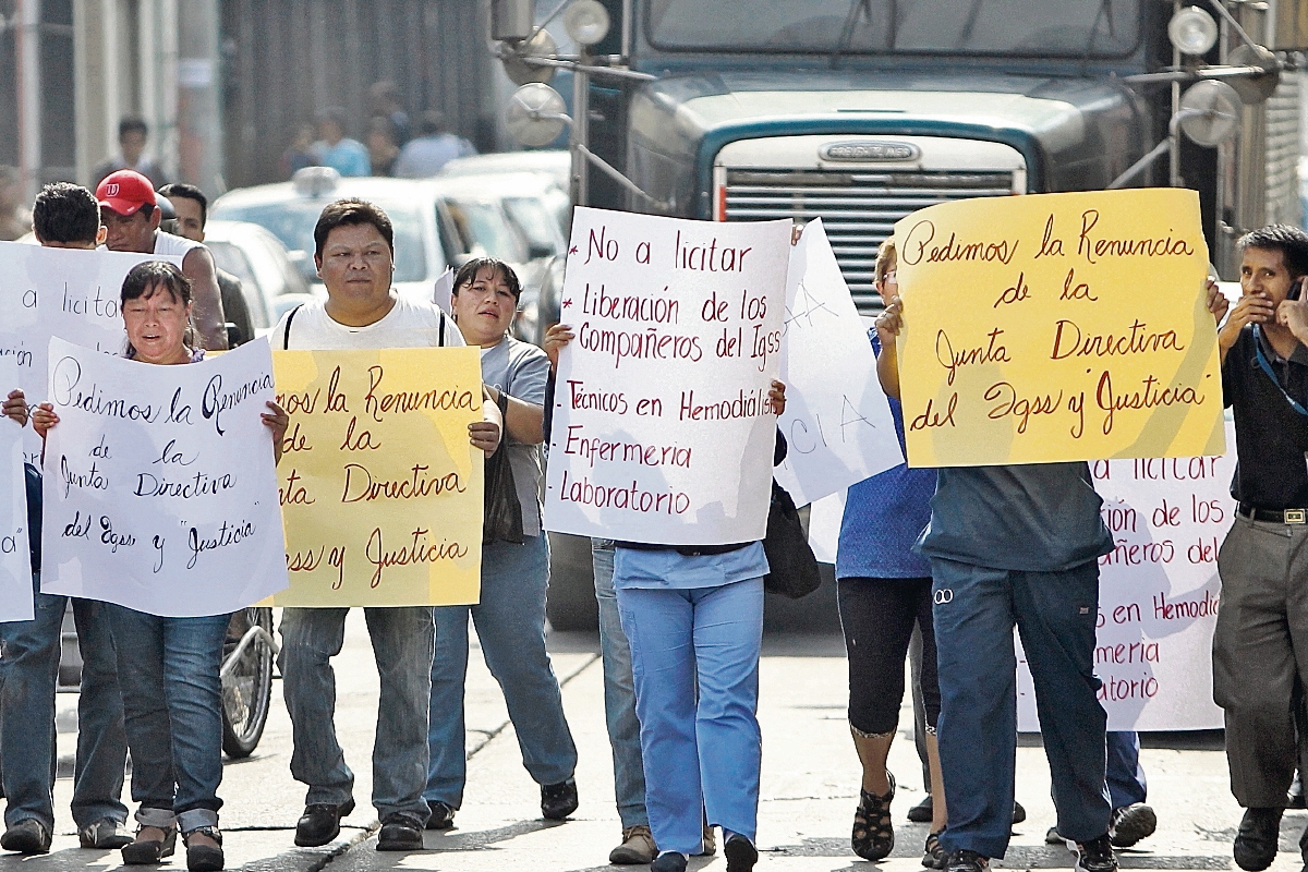 Trabajadores del IGSS protestan para exigir que las autoridades administrativas no los obliguen a participar en juntas de licitación y cotización.
