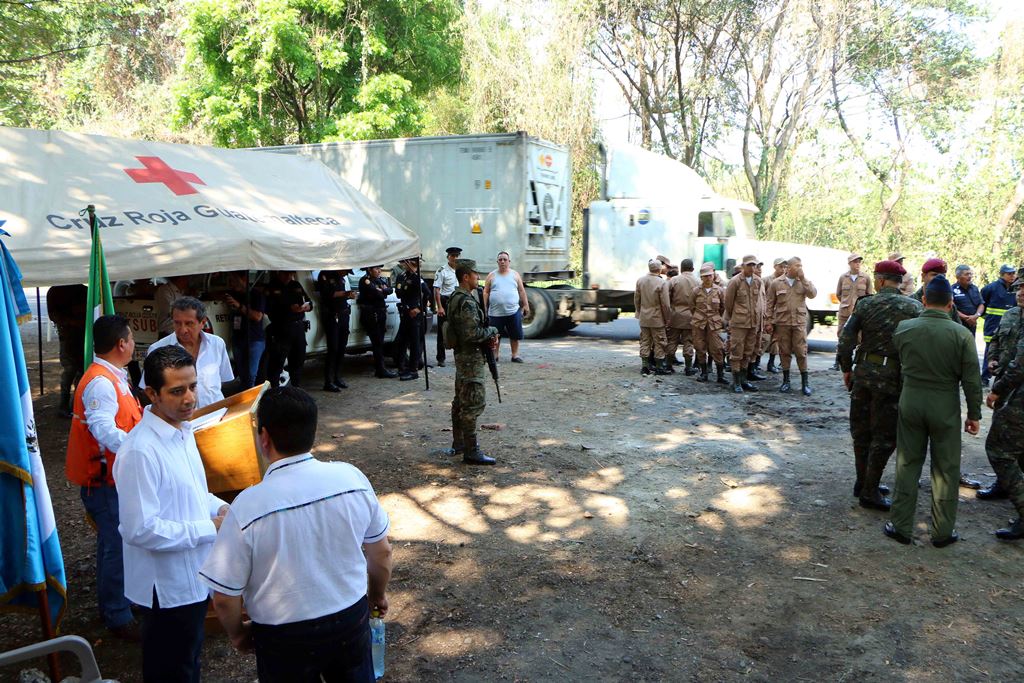 Autoridades civiles, militares y cuerpos de socorro habilitan campamento de Sinaprese en El Zarco, Santa Cruz Muluá, Retalhuleu. (Foto Prensa Libre: Rolando Miranda)