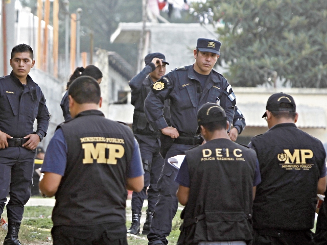En una aldea de San Pedro Ayampuc, el 24 de mayo último, la madre de la menor y otra mujer fueron ultimadas. En la foto policías e investigadores observan el lugar de los hechos.