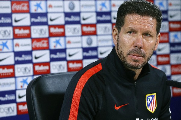 Diego Simeone, técnico del Atlético, aseguró que lucharán por ganar la Liga. (Foto Prensa Libre: AFP)