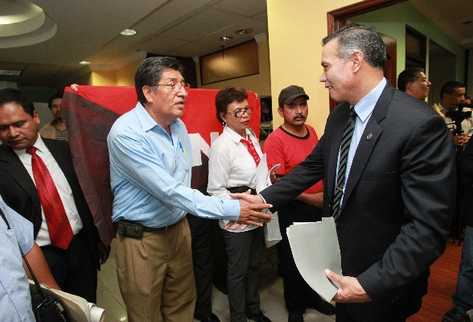 Juan de Dios Rodríguez ingresa en las oficinas centrales del IGSS, acompañado de elementos de seguridad. Además fue recibido por sindicalistas del sector salud.