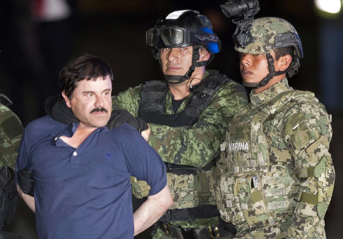 El narco Joaquín, el Chapo Guzmán, es conducido por soldados mexicanos luego de su recaptura el 8 de enero último. (Foto Prensa Libre: AP)