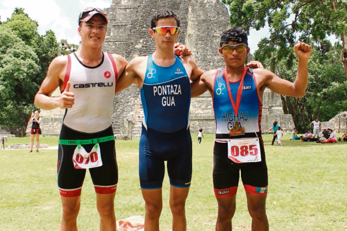Gustavo Pontaza —c— junto a Hichaj —d— y Fonseca, quienes ocuparon el podio.(Foto Prensa Libre: Rigoberto Escobar)