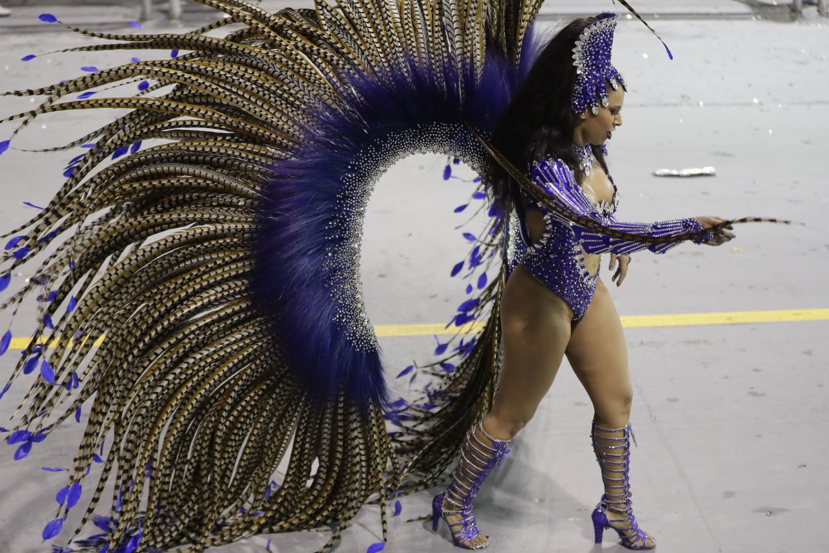 Una bailarina de la escuela de samba Tom Maior se presenta en Sao Paulo, Brasil. (Foto Prensa Libre: AP).