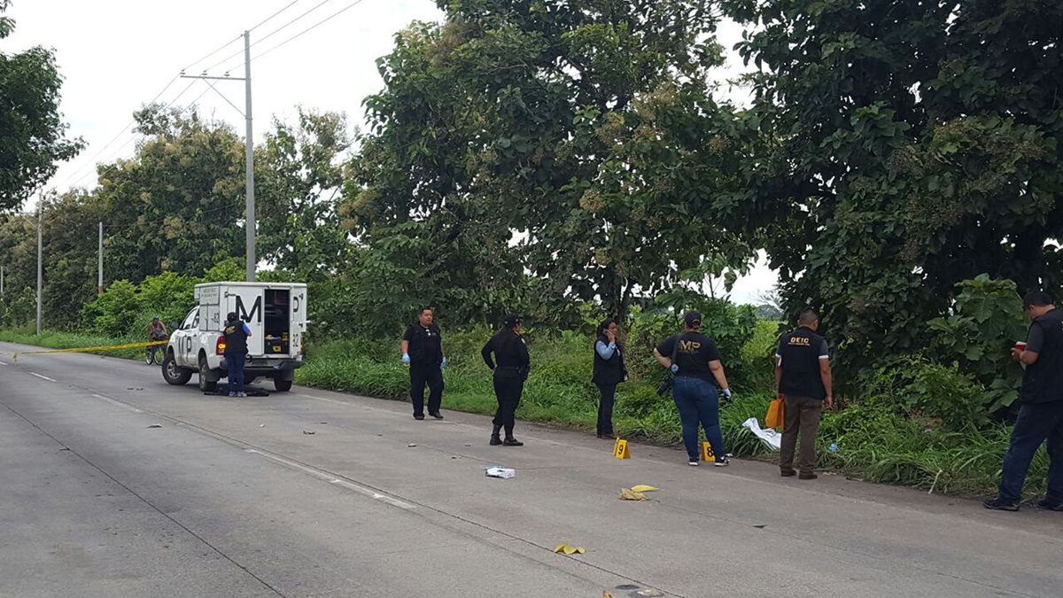 El cuerpo de Nancy Yanira Argueta Güitz, de 31 años, originaria de El Tejar, Chimaltenango, fue localizado en la orilla de la carretera, en la autopista a Puerto Quetzal, Escuintla. (Foto Prensa Libre: Carlos Paredes)