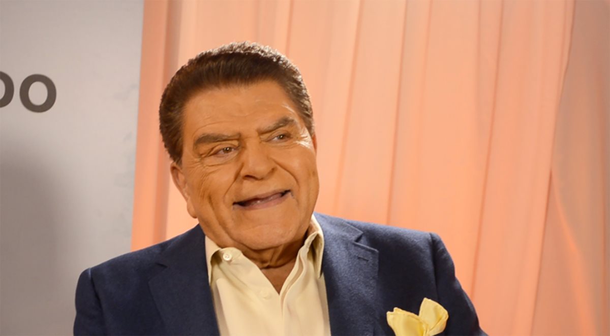 Don Francisco no deja la televisión y ahora está con los migrantes. (Foto Prensa Libre: EFE)