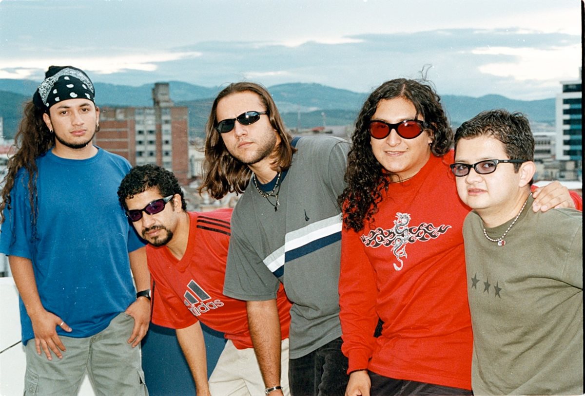 Ricardo Andrade -cuarto de izq. a der.-, junto a sus compañeros de Los Últimos Adictos. (Foto Prensa Libre: Hemeroteca PL)