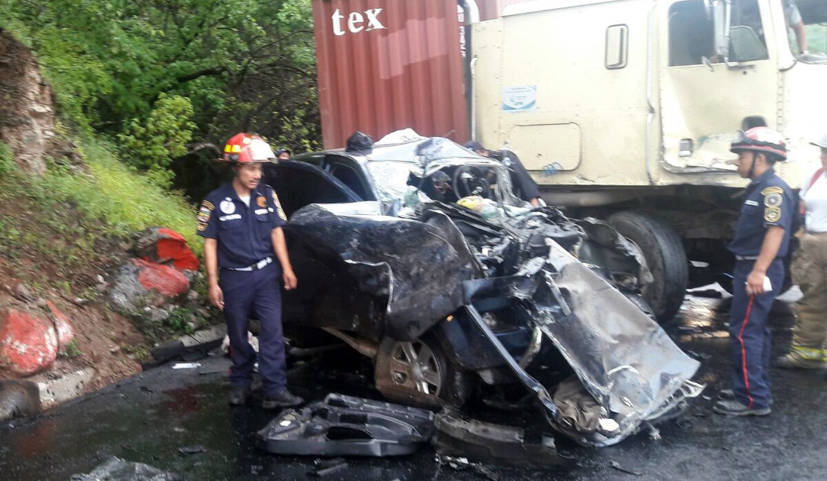 Bomberos Municipales Departamentales rescatan a heridos en accidente de tránsito en San Cristóbal Acasaguastlán, El Progreso. (Foto Prensa Libre: Hugo Oliva)