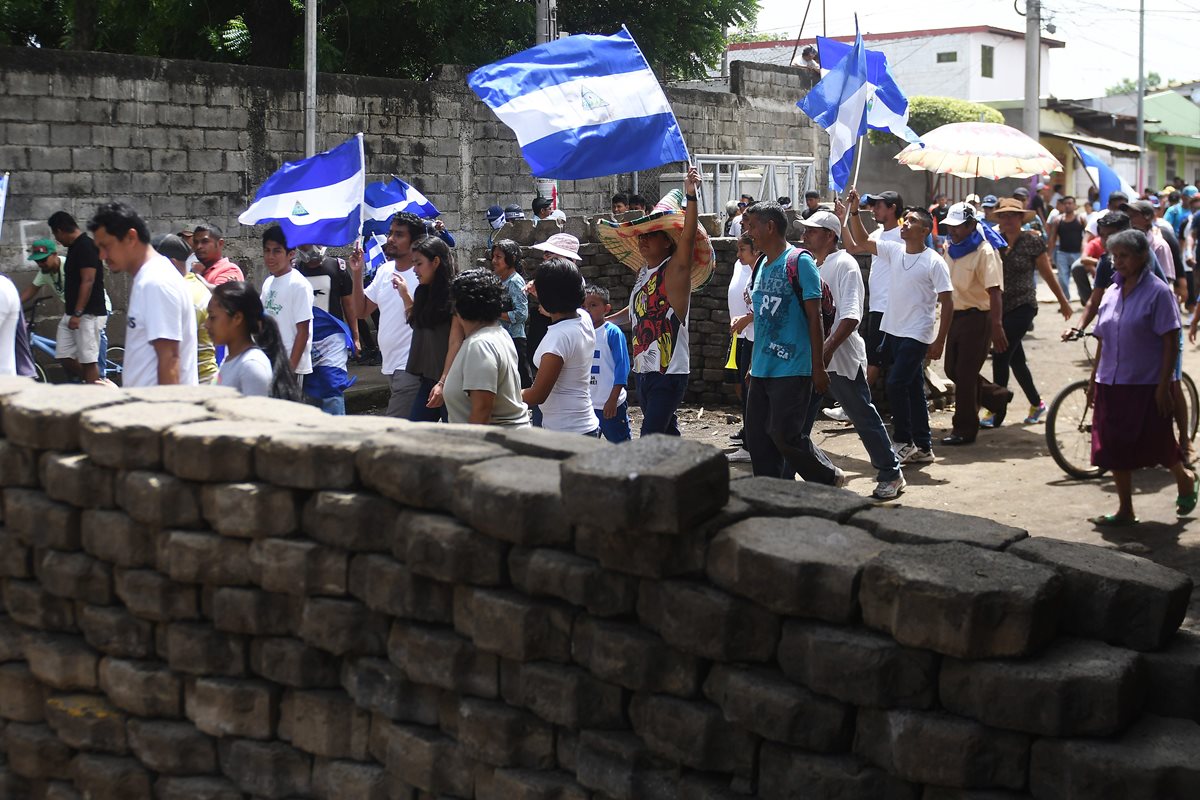 Manifestantes demandan la renuncia y justicia contra Ortega por las víctimas mortales en Masaya, Nicaragua. (Prensa Libre:EFE).