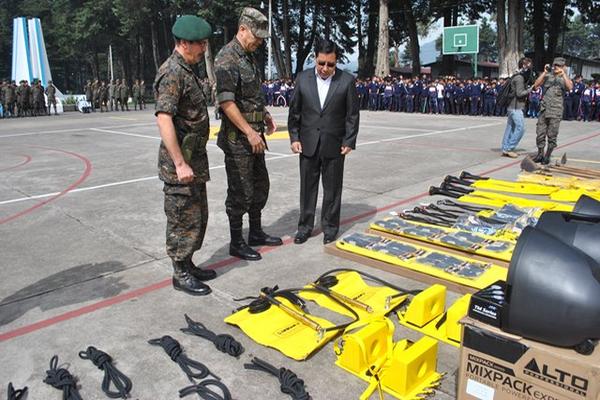 El Ejército entregó a la sociedad civil equipo especial para atención de emergencias, en San Marcos (Foto Prensa Libre, Aroldo Marroquín)<br _mce_bogus="1"/>