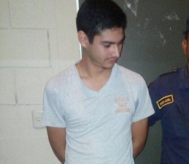 Josué Estuardo Veliz Girón, hijo de Adriana Girón Arango, gobernadora de Petén, fue capturado por portación ilegal de arma de fuego. (Foto Prensa Libre: Rigoberto Escobar)