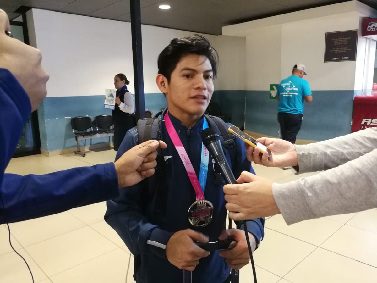 Con una sonrisa Jorge Vega atendió a los medios que lo recibieron en el Aereopuerto Internacional La Aurora. (Foto Prensa Libre: Francisco Sánchez)
