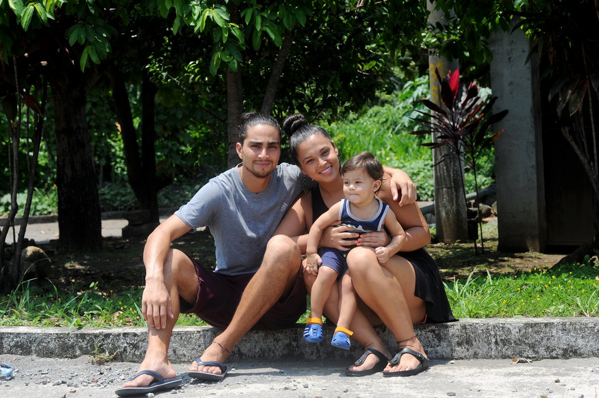 David Mosalve posa con su esposa, Katherine Garay, y su pequeño hijo, David Abel, en las afueras de su residencia, en Mazatenango. (Foto Prensa Libre: Edwin Fajardo)