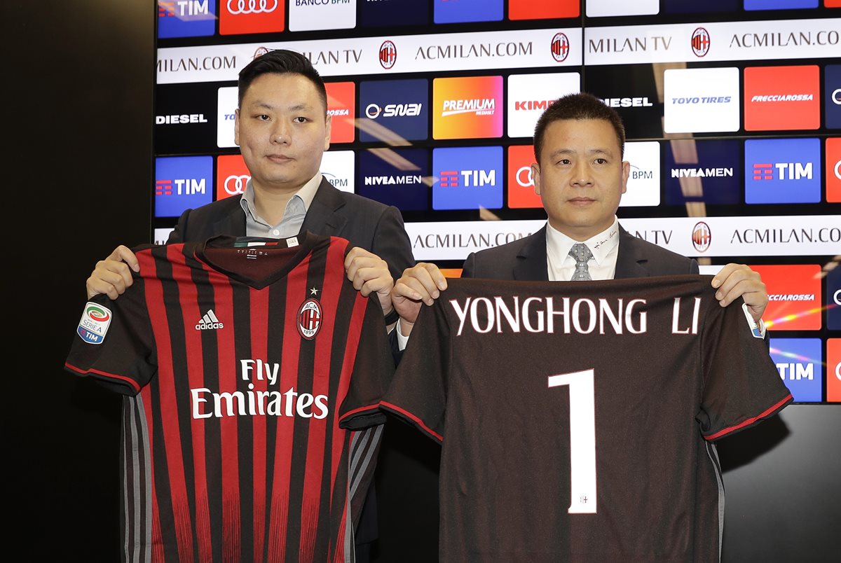 El nuevo presidente del AC Milan Li Yonghong y su administrador delegado Marco Fassone presentaron este viernes en una conferencia de prensa sus objetivos para el club lombardo. (Foto Prensa Libre: AFP)